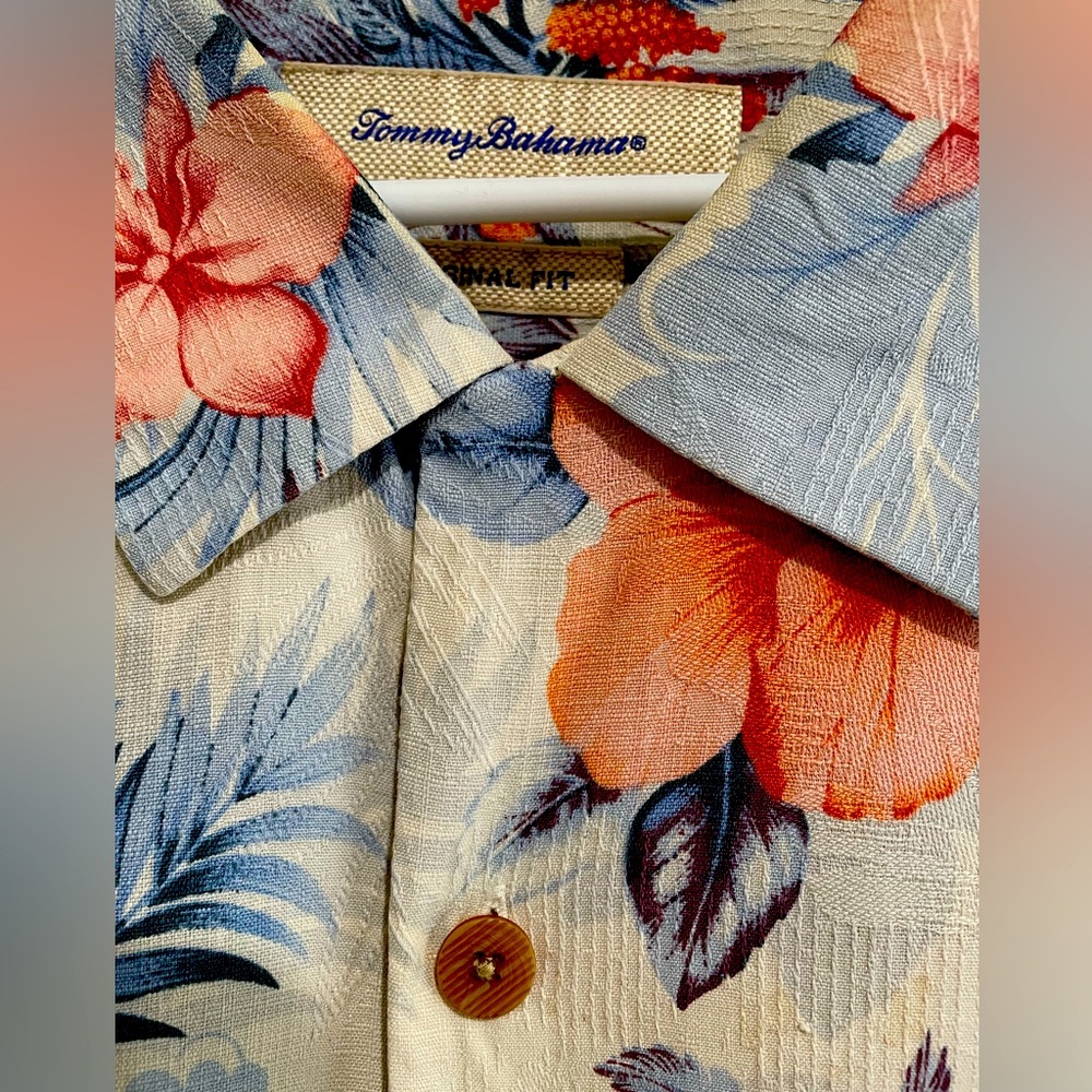 Camp Silk Tommy Bahama  hawaiin floral print 3 XL button down shirt.